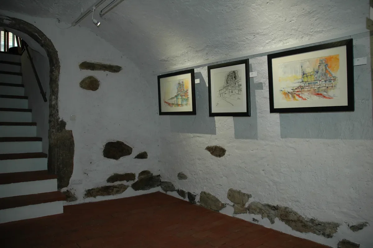 Ausstellungsraum mit Bildern an der Wand