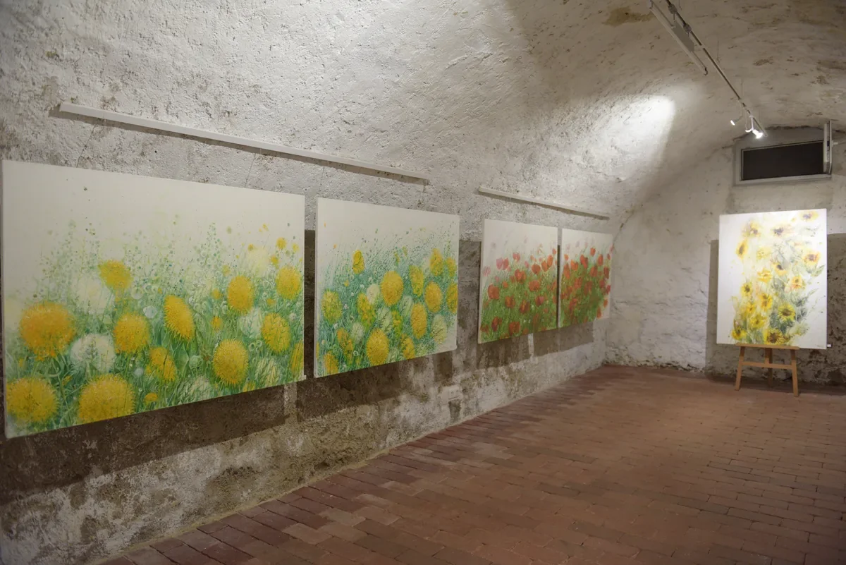Ausstellung in einem historischen Gewölberaum