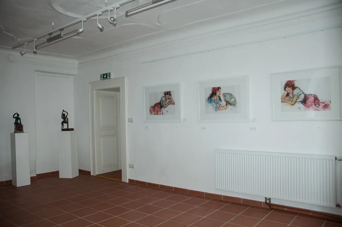 Galerieraum mit Werken an der Wand