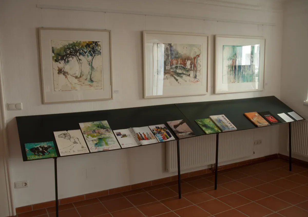 Ausstellung mit Bildern und Büchern