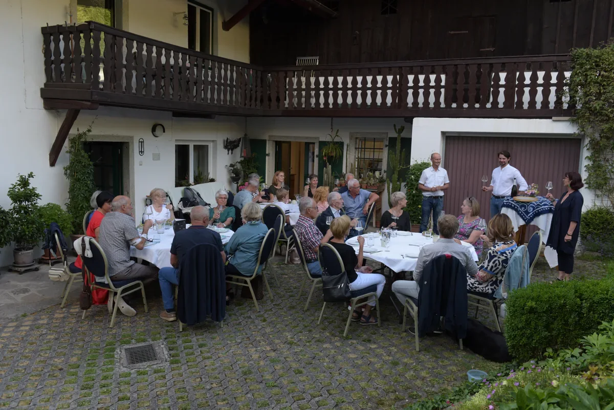Besucherinnen und Besucher im Hof der Galerie